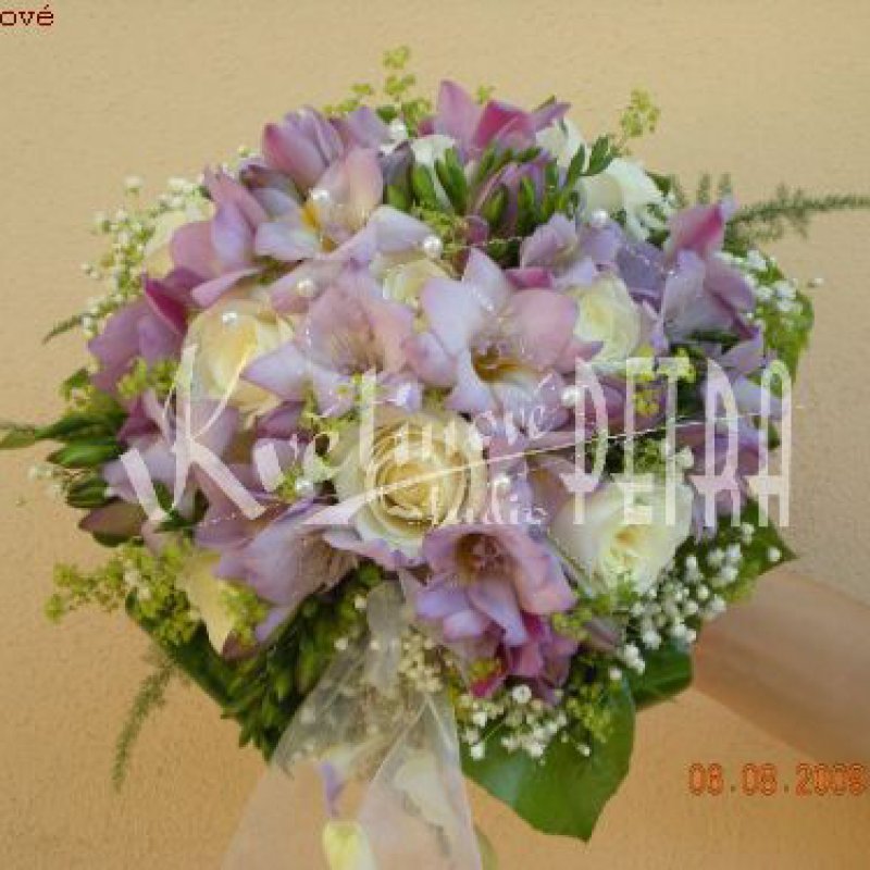 Svatební kytice kulatá z růží a fresií č. 333